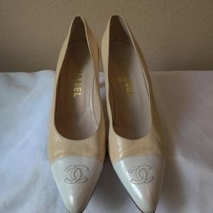 🔥🔥Chanel Authentic Classic Tan/White Pumps